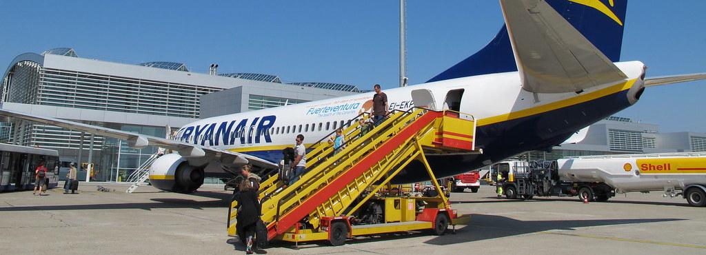 Ryanair amenaza con irse de Canarias